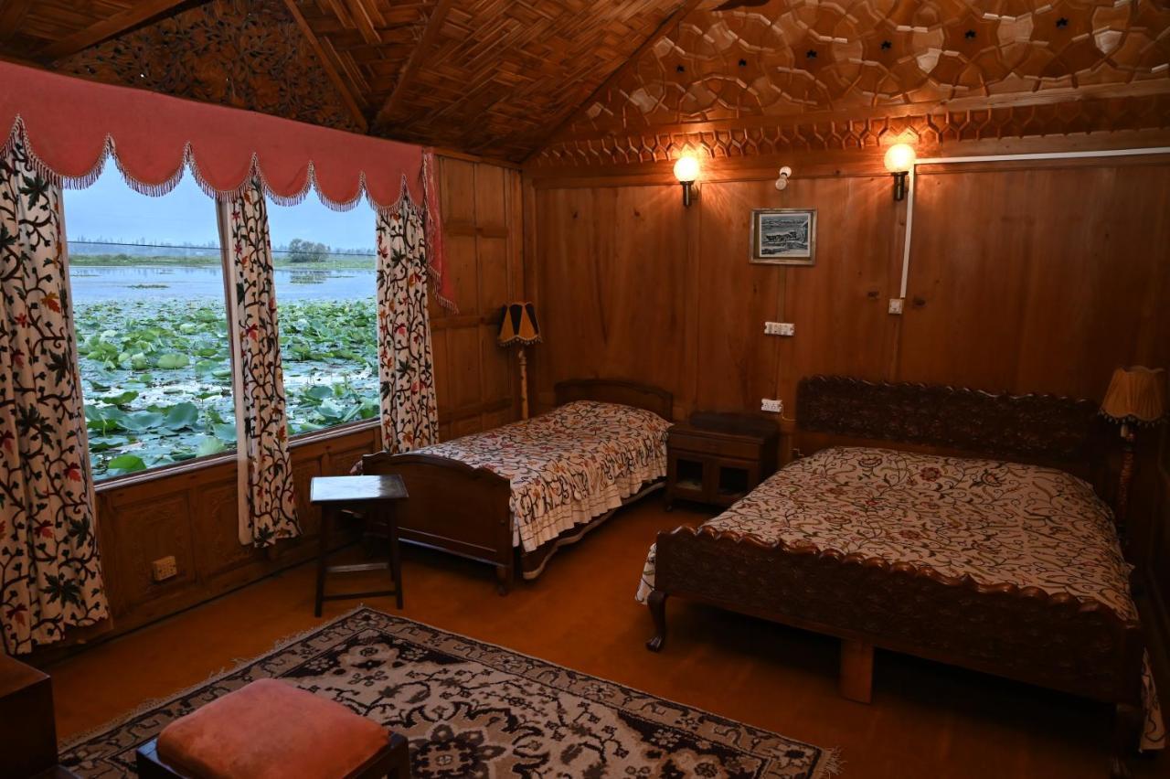Hotel Kings Houseboats à Srīnagar Extérieur photo