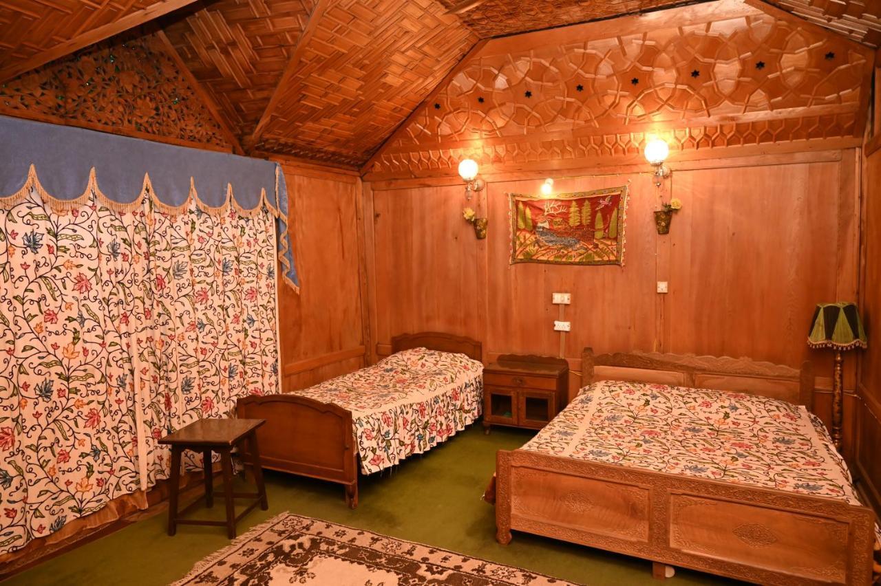 Hotel Kings Houseboats à Srīnagar Extérieur photo
