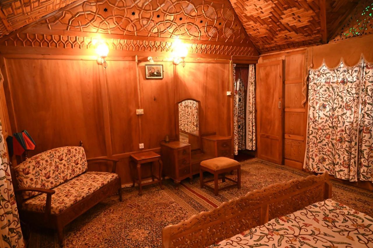Hotel Kings Houseboats à Srīnagar Extérieur photo
