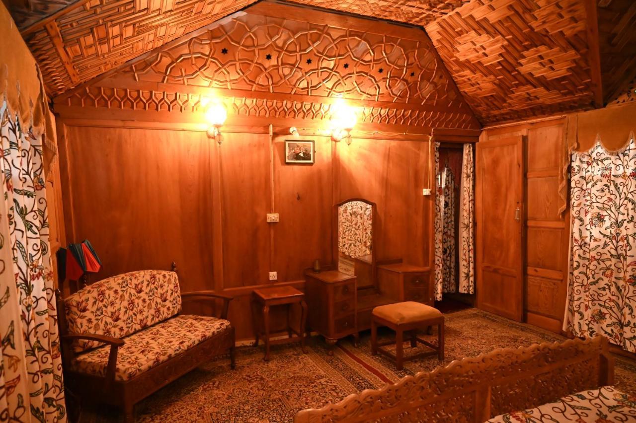 Hotel Kings Houseboats à Srīnagar Extérieur photo