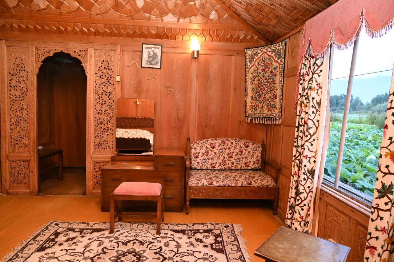 Hotel Kings Houseboats à Srīnagar Extérieur photo