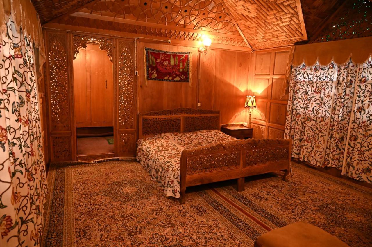 Hotel Kings Houseboats à Srīnagar Extérieur photo