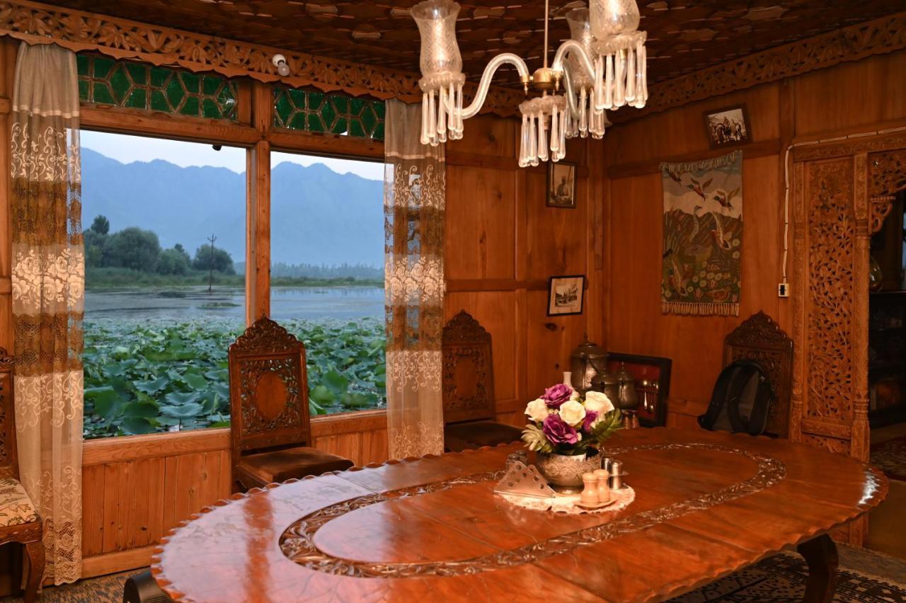 Hotel Kings Houseboats à Srīnagar Extérieur photo