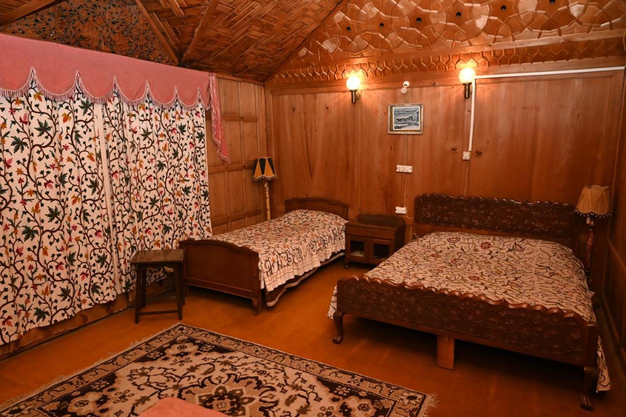 Hotel Kings Houseboats à Srīnagar Extérieur photo