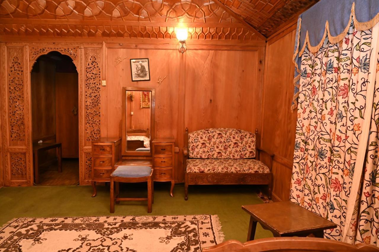 Hotel Kings Houseboats à Srīnagar Extérieur photo
