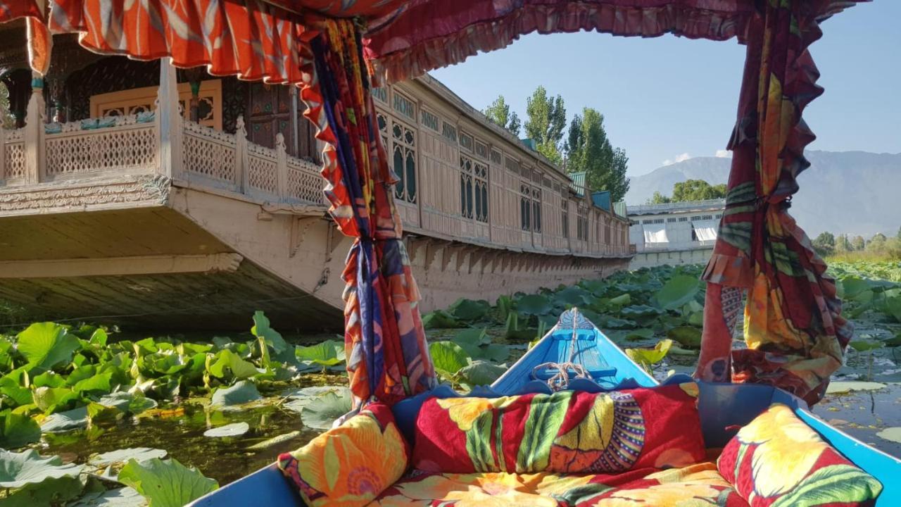 Hotel Kings Houseboats à Srīnagar Extérieur photo