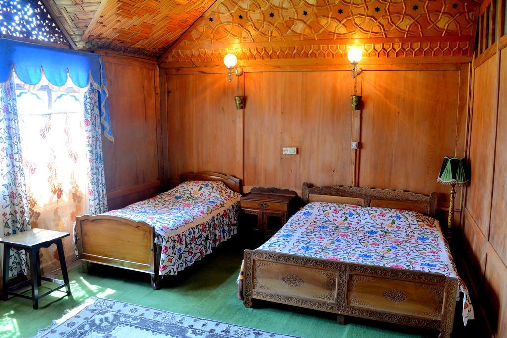 Hotel Kings Houseboats à Srīnagar Chambre photo