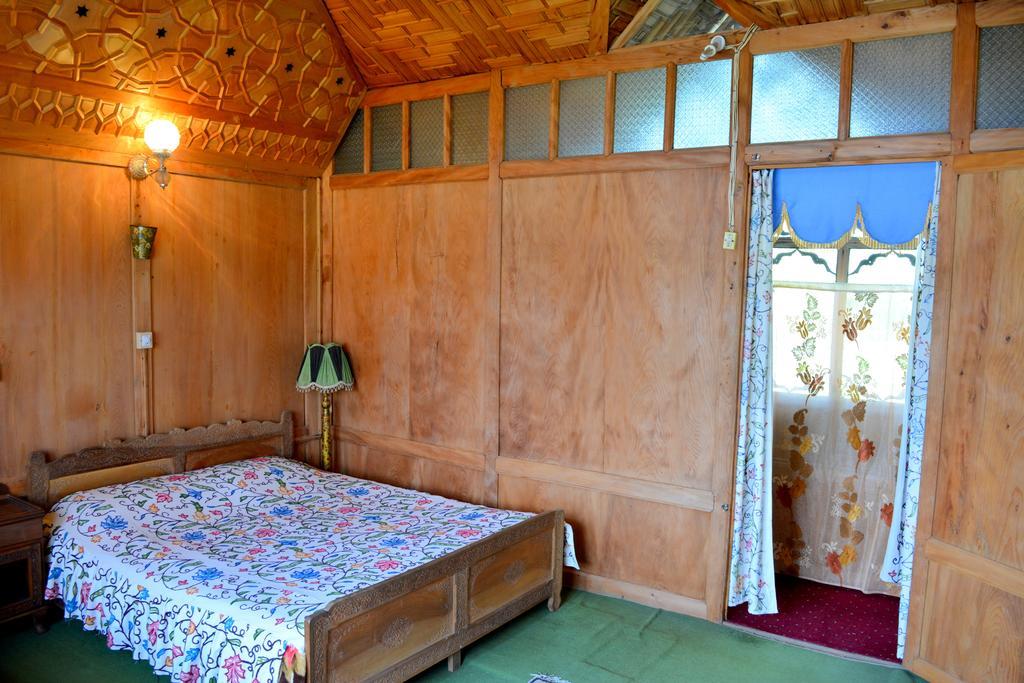Hotel Kings Houseboats à Srīnagar Chambre photo