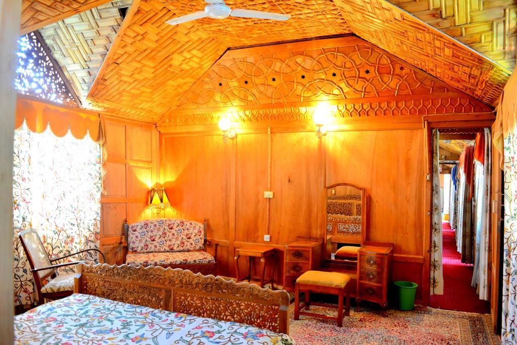 Hotel Kings Houseboats à Srīnagar Chambre photo