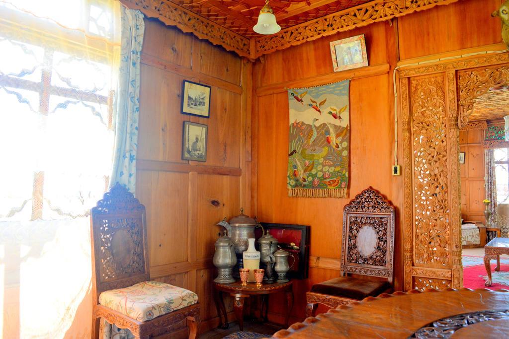 Hotel Kings Houseboats à Srīnagar Extérieur photo