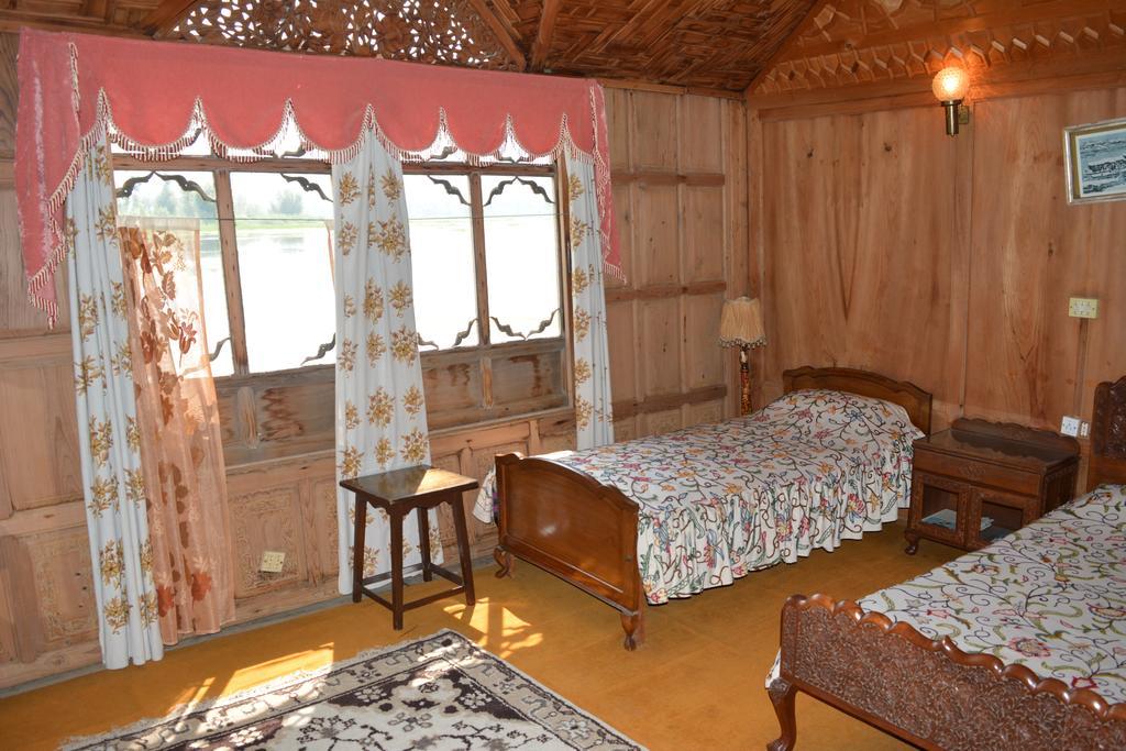 Hotel Kings Houseboats à Srīnagar Chambre photo