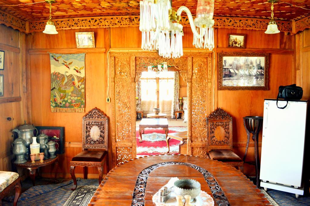 Hotel Kings Houseboats à Srīnagar Extérieur photo