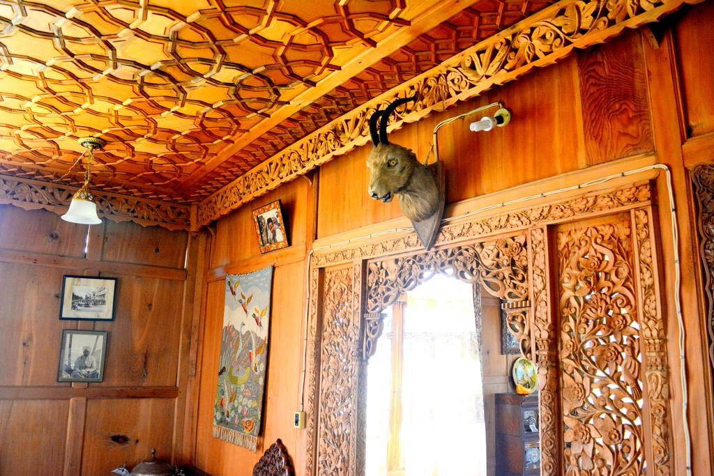 Hotel Kings Houseboats à Srīnagar Extérieur photo