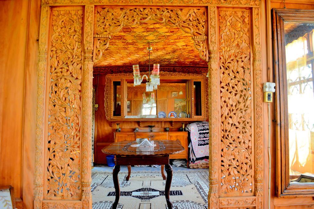 Hotel Kings Houseboats à Srīnagar Extérieur photo