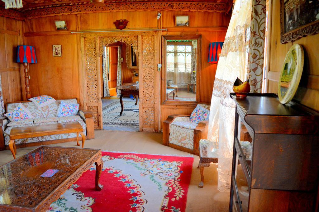 Hotel Kings Houseboats à Srīnagar Extérieur photo