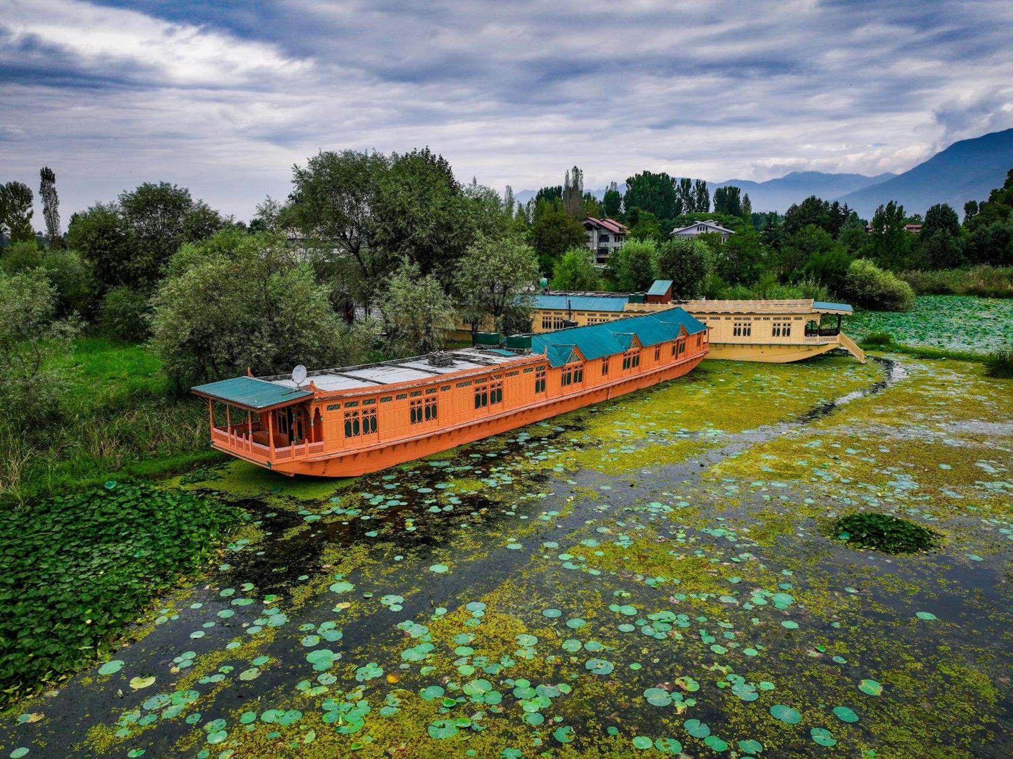 Hotel Kings Houseboats à Srīnagar Extérieur photo