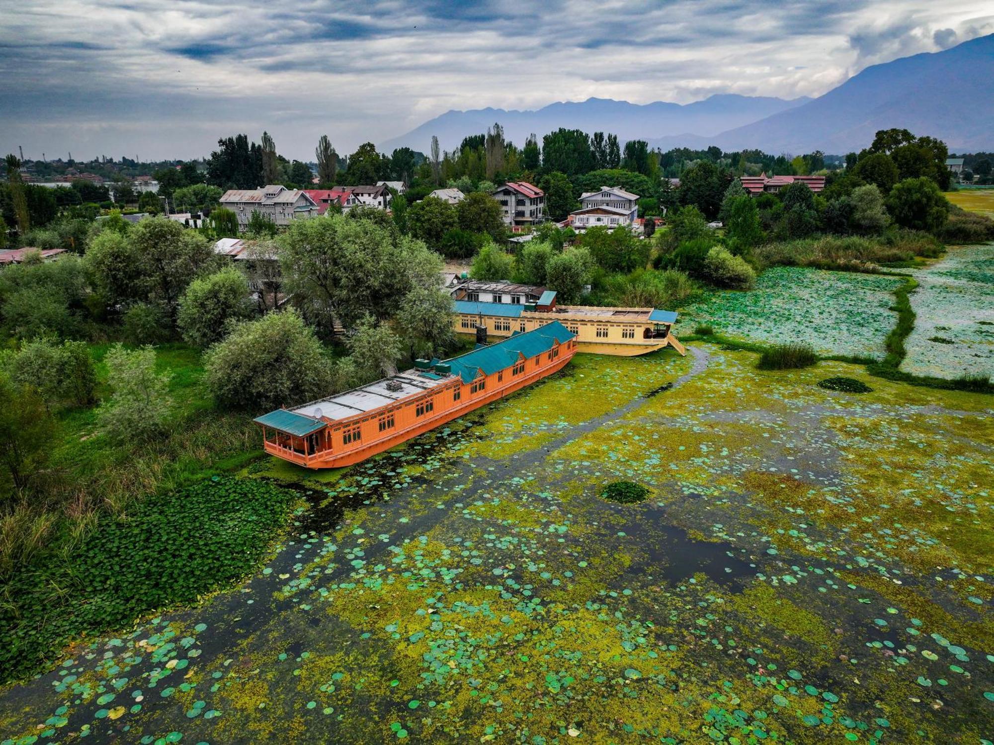 Hotel Kings Houseboats à Srīnagar Extérieur photo