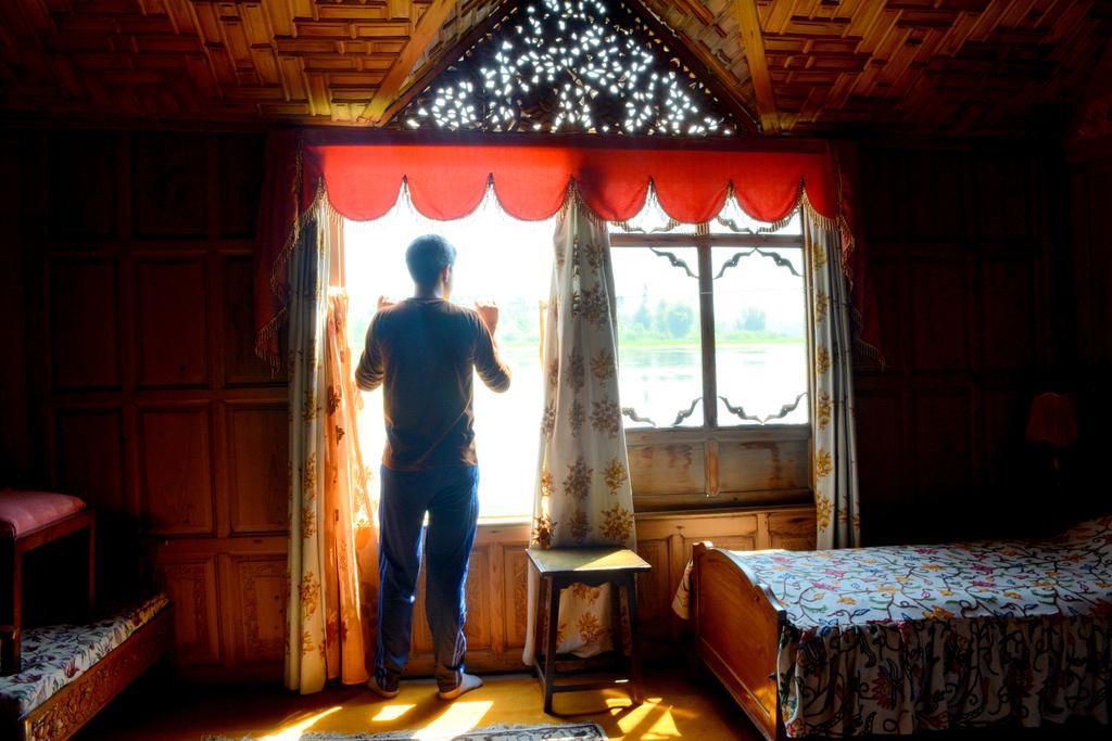Hotel Kings Houseboats à Srīnagar Extérieur photo