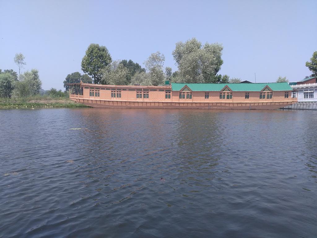 Hotel Kings Houseboats à Srīnagar Extérieur photo