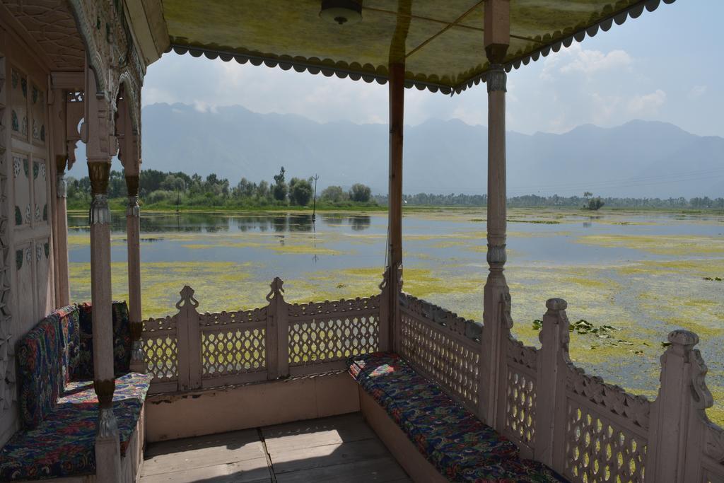 Hotel Kings Houseboats à Srīnagar Extérieur photo