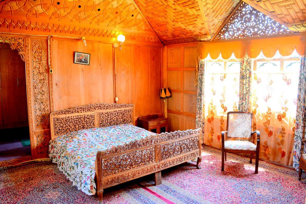 Hotel Kings Houseboats à Srīnagar Extérieur photo
